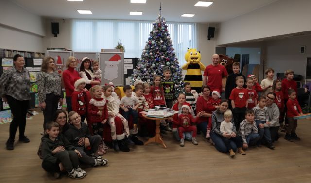 na zdjęciu wszyscy uczestnicy Czytania z Mikołajem