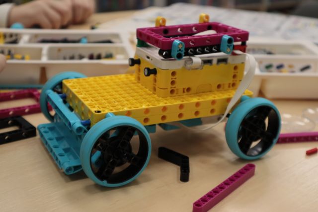 pojazd z klocków Lego