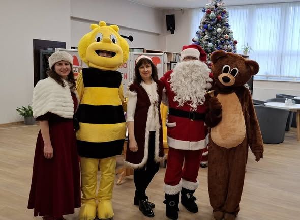 na zdjęciu Mikołajowa, pszczółka, pomocnica Mikołaja, Mikołaj i Miś