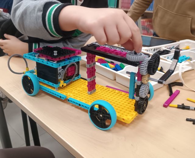pojazd zbudowany z klocków Lego