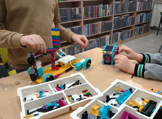 klocki Lego i dziecięce dłonie
