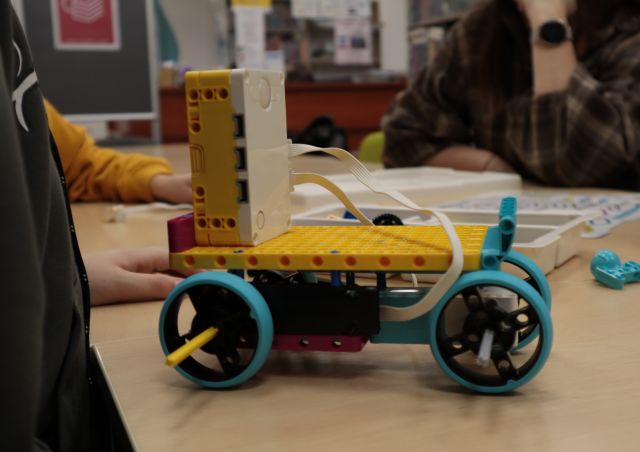 pojazd zbudowany z klockó Lego