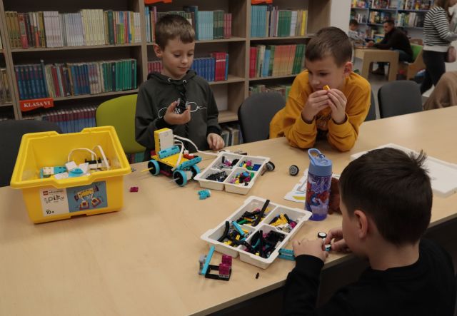 3 chłopców buduje z klockó Lego