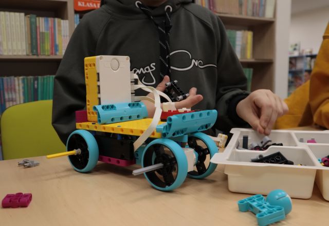 pojazd zbudowany z klocków Lego