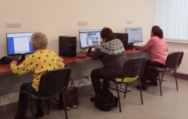 3 seniorki pracują przy komputerach