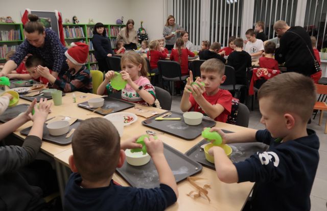 dzieci robią zielone slimy