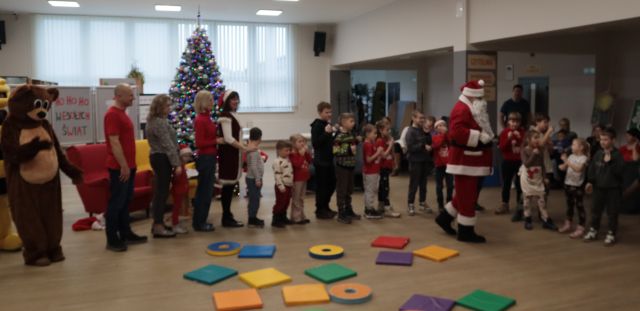 dzieci, rodzice i mikołaj tworzą lokomotywę