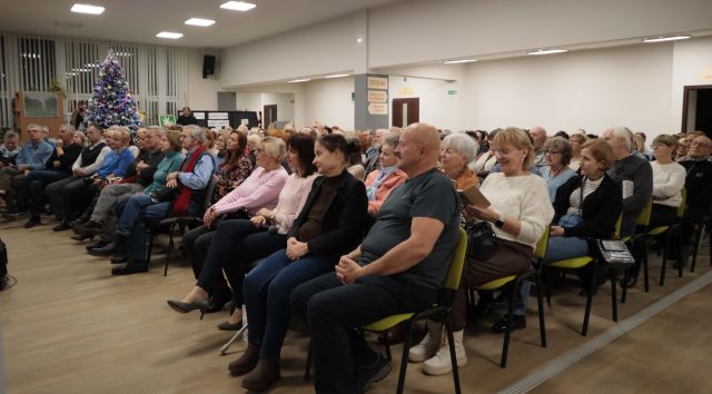 Na zdjęciu znajduję się około dwustu osób siedzących na holu.