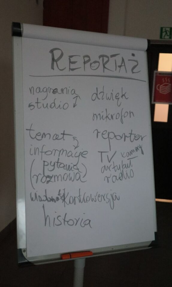 na flipcharcie wypisane sformułowania kojarzące się z reportażem