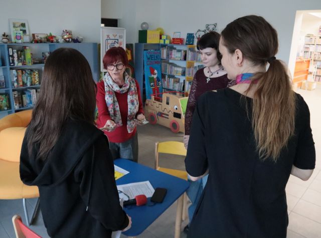 dziennikarka, dwie dziewczyny i gościni wywiadu stoją