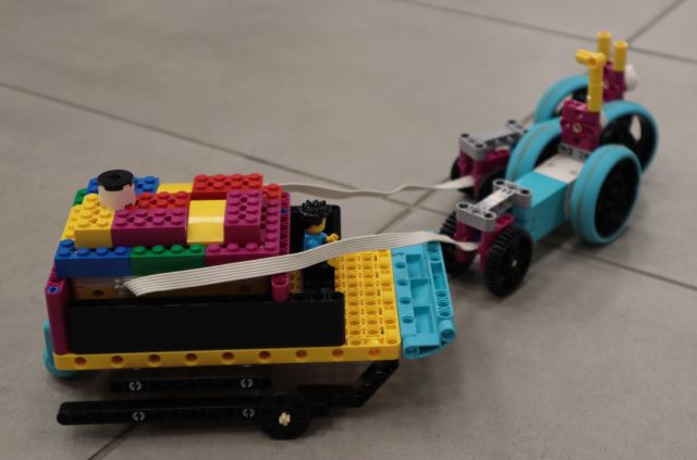 Na zdjęciu znajdują się sanie i renifery zrobione z klocków Lego.