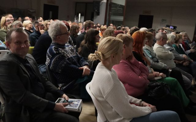 Na zdjęciu znajduję się widownia, zdjęcie zostało zrobione od boku.