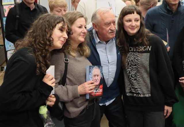 Na zdjęciu znajduję się Krzysztof Wielicki oraz dwie kobiety po jego prawej stronie i jedna po lewej. Dwie z nich trzymają jego książkę.