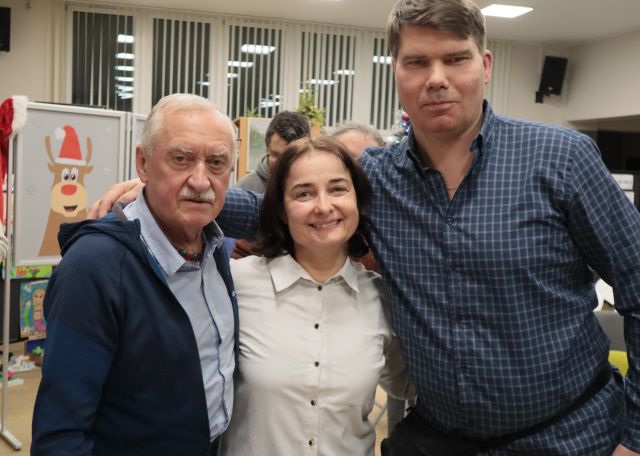 Na zdjęciu znajduję się kobieta oraz mężczyzna stojący do zdjęcia z Krzysztofem Wielickim, stojącym po lewej stronie.