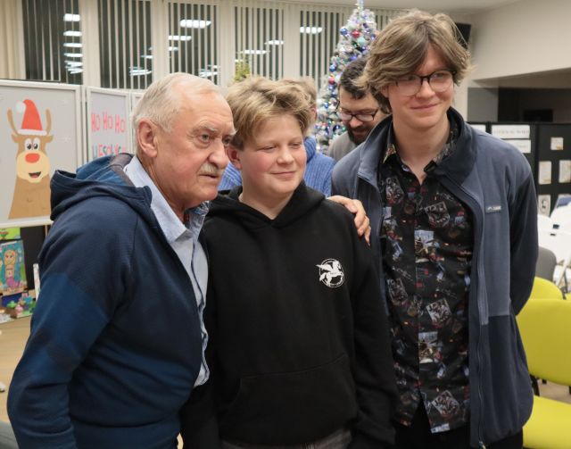 Na zdjęciu znajduję się dwójka młodych chłopaków stojących do zdjęcia z Krzysztofem Wielickim, który stoi po lewej stronie.