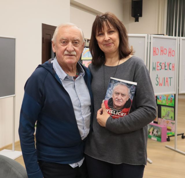 Na zdjęciu znajduję się Krzysztof Wielicki wraz z Dyrektorką Biblioteki, która trzyma książkę jego autorstwa.