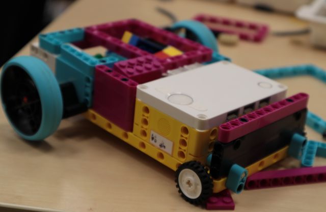 Na zdjęciu znajduję się samochód złożony z klocków Lego.