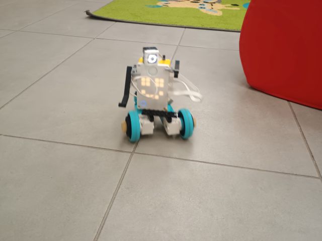 Na zdjęciu znajduję się jeżdżący po podłodze robot z klocków LEGO education.