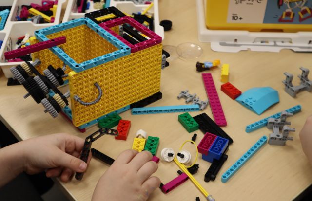 Na zdjęciu znajdują się klocki LEGO Education na stoliku, z których budowana jest rakieta.