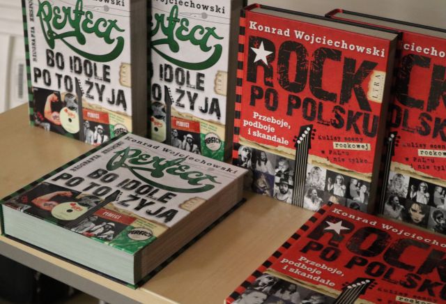 Na zdjęciu znajdują się książki, Rock po polsku oraz Perfect bo idole po to żyją. Dwie książki leżą, a cztery stoją.