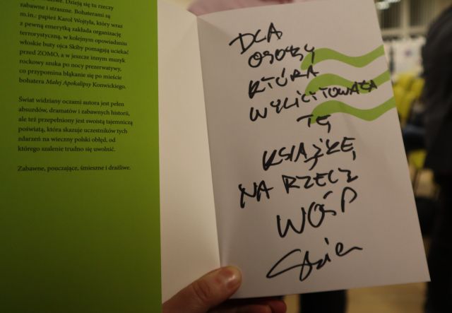 Na zdjęciu znajduje się zdjęcie wnętrza książki z autografem Krzysztofa Skiby oraz podpisem o przekazaniu książki na WOŚP.