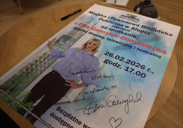 Na zdjęciu znajduje się leżący na stoliku plakat promujący spotkanie z autografem.