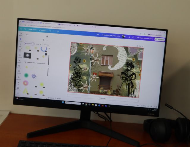 Na zdjęciu znajduje się ekran komputera, na którym widoczny jest kolaż z budynkiem oraz naklejkami dookoła, na kolażu dominuje kolor zielony.