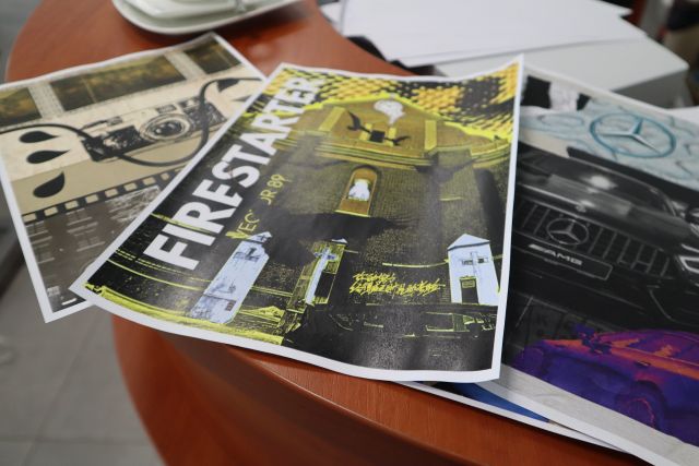 Na zdjęciu znajduja sie trzy wydrukowane kolaże, w centrum znajduje się kolaz w kolorach żółto czarnych, a pod nim kolaż z apartem oraz z autem. Kolaże leżą na blacie.