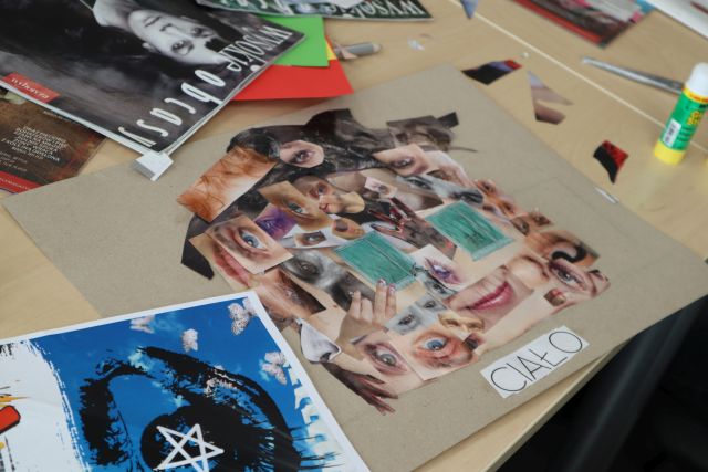 Na zdjęciu znajduje się kolaż przedstawiający budynek z części ciała wyciętych z gazety, pod nim znajduje się napis ciało. Dookoła pracy znajdują się kolorowe gazety.