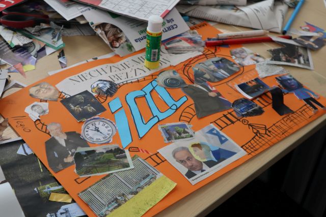 Na zdjęciu znajduje się pomarańczowy kolaż dotyczący pociągów intercity z niebieckim napisem ICC na środku, dookoła znajdują się zegary oraz ludzie, elementy zostały wycięte z gazet, które leża dookoła pracy.