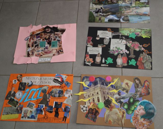 Na zdjęciu znajduje się pięć kolaży, które leżą na podłodze. Kolaże zostały wykonane z kolorowych gazet i kartek.