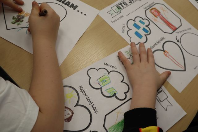 Na zdjęciu znajdują się prace przedszkolaków, które przedstawiają to o czym marzą, co lubią oraz jak wyglądają.