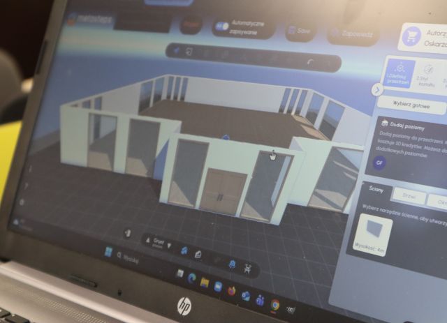 Na zdjęciu znajduje się ekran laptopa, na którym widoczny jest budynek stworzony przez młodzież w aplikacji metasteps.