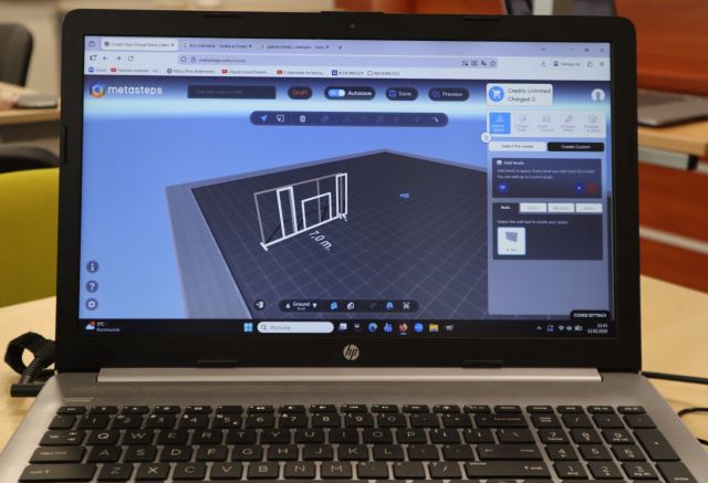 Na zdjęciu znajduje się ekran laptopa przedstawiający aplikacje metasteps, w której tworzony jest budynek.