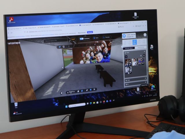 Na zdjęciu znajduje się ekran komputera przedstawiający pokój z ławkami i zdjęciem w aplikacji metasteps. 