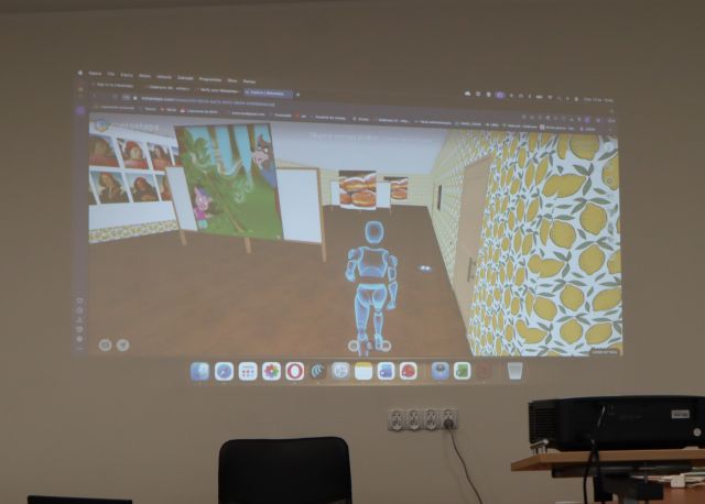 Na zdjęciu znajduje się obraz wyświetlany przez rzutnik na ścianie przedstawiający wirtualna galerię z ludzikiem w aplikacji metasteps.