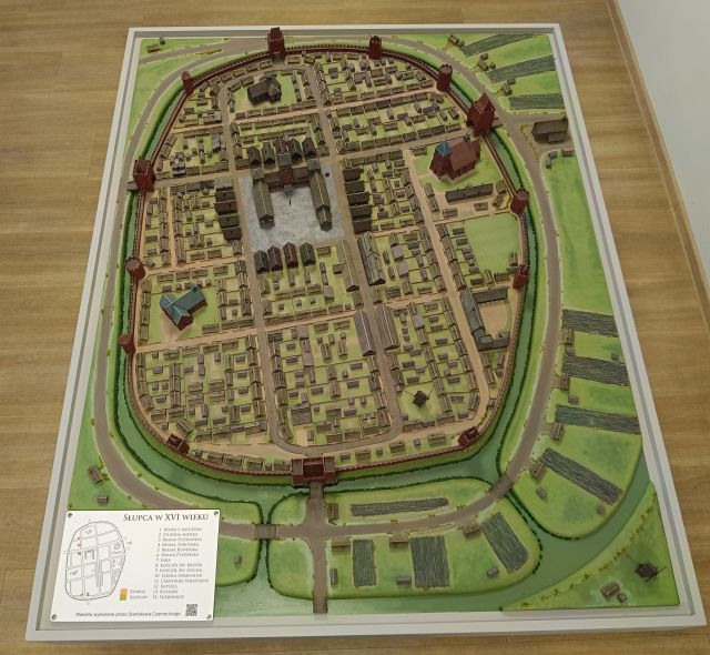Na zdjęciu znajduje się makieta szesnastowiecznej Słupcy. Zdjęcie zostało wykonane od góry.