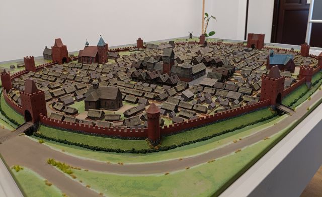 Na zdjęciu znajduje sie fragment makiety przedstawiającej szesnastowieczną Słupcę, a dokładnie fosę oraz budynki.