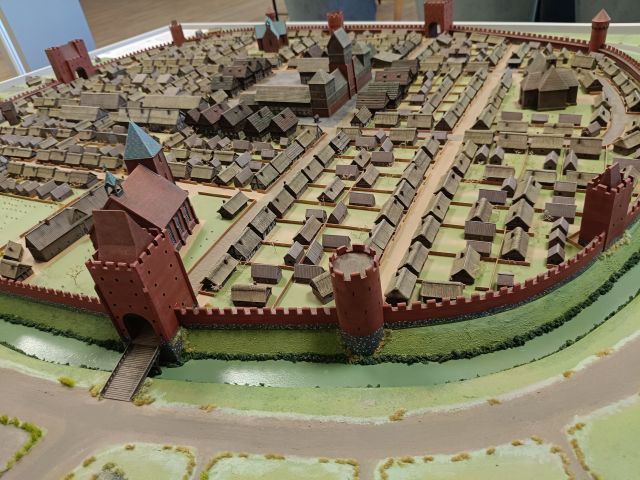 Na zdjęciu znajduje sie fragment makiety przedstawiającej szesnastowieczną Słupcę, a dokładnie fosę oraz budynki.