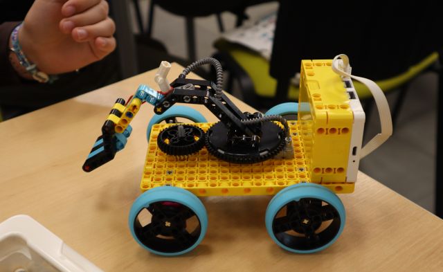 Na zdjęciu znajduje się zbudowany z LEGO samochód, podnośnik.