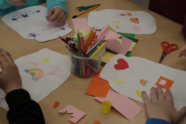 Na zdjęciu znajduje się stolik, na którym leżą cztery papierowe słoiczki ozdobione przez przedszkolaki.