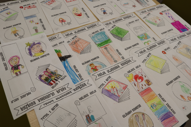 Na zdjęciu znajdują się leżące na stoliku karty pracy przedstawiających zakładkę do książki, okładkę ulubionej książki, bohatera oraz miejsce akcji.