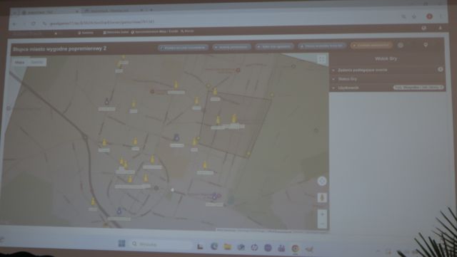 Na zdjęciu znajduje się wyświetlana na ścianie mapa z punktami, gdzie są uczestnicy Gry Wawrzynkowej.