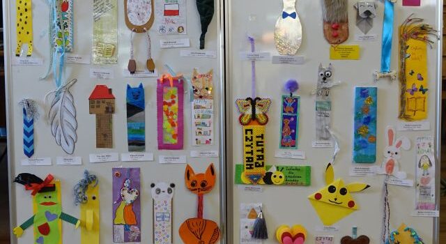 Tablica z wystawą zakładek wykonanych przez dzieci
