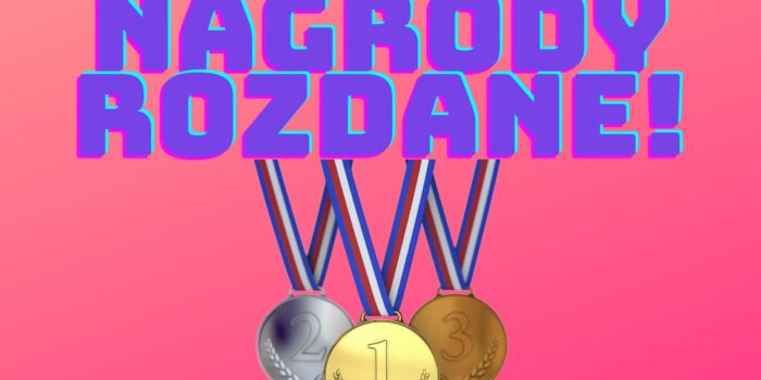 Na różowym tle niebieski napis ora trzy medale