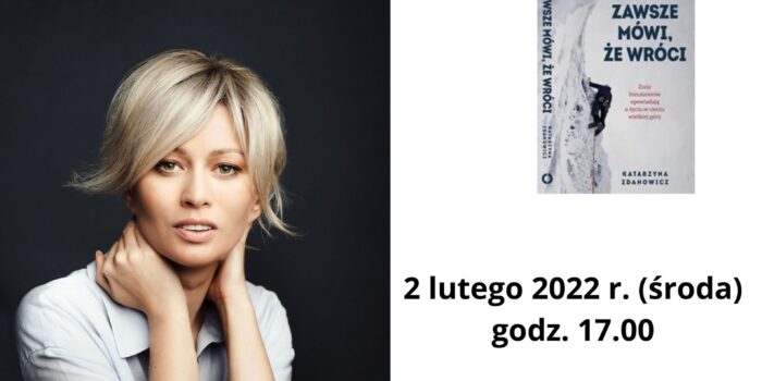 kobieta w białej koszuli, białych włosach, ręce pod brodą, siedzi na brązowym krześle, czarne tło