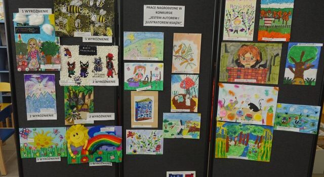 na czarnym tle kolorowe rysunki na białych kartkach