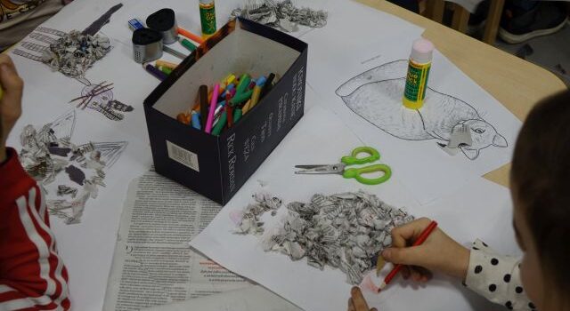ilustracje kotów wyklejane ścinkami z gazet