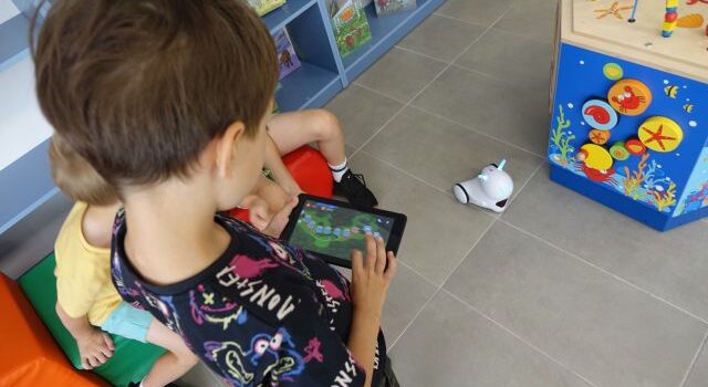 dzieci grają na tablecie