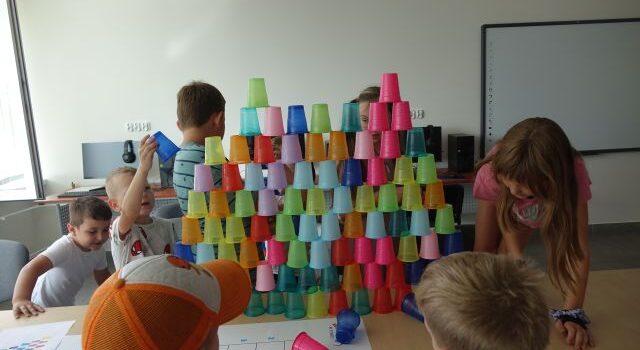 dzieci kodują przy pomocy kolorowych kubeczków, powstała kolorowa piramida